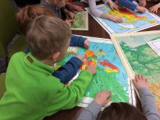 Dzieci ogladają mapę plastyczną