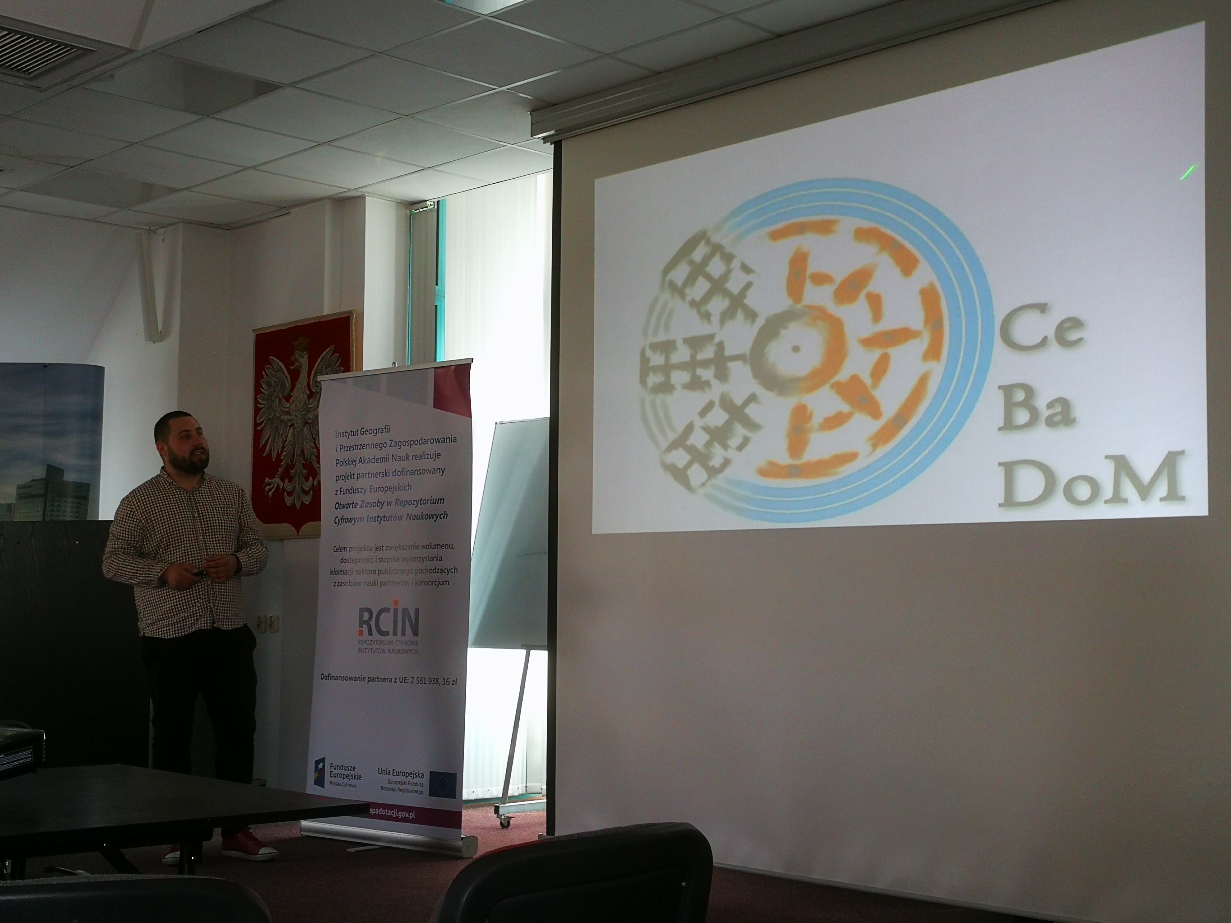Prelegent i prezentacja logo bazy CeBaDoM w czasie wystąpienia